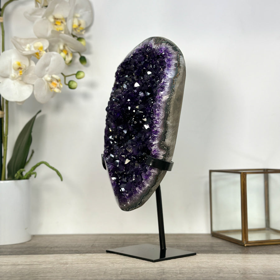 Amethyst-Geode mit klar ausgebildeter Kristallstruktur, in hochwertiger Naturqualität