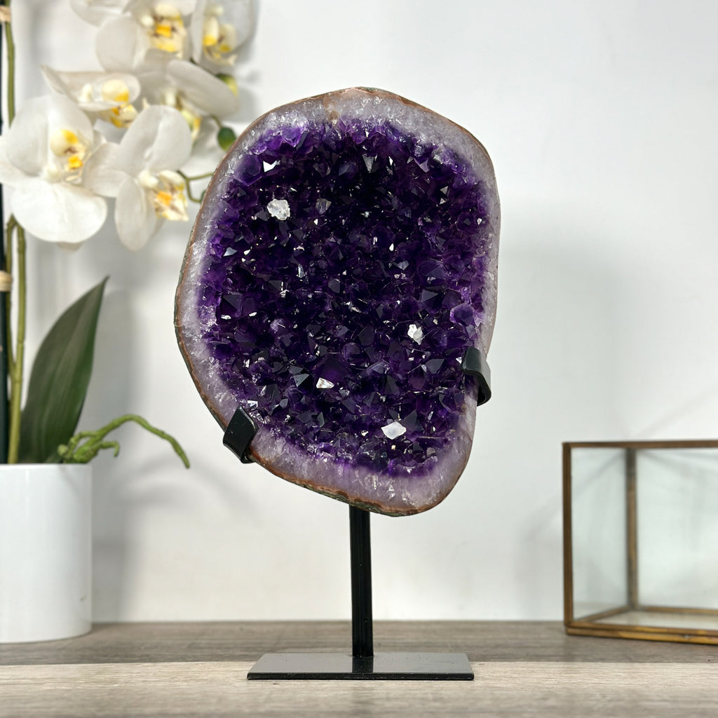 Amethyst-Geode mit gleichmäßig ausgeprägter, tiefvioletter Kristallstruktur
