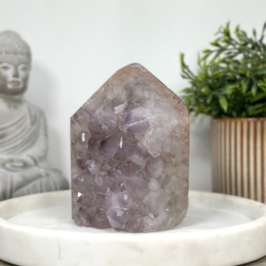 Amethyst-Achat-Obelisk mit ausgeprägter Kristallmatrix