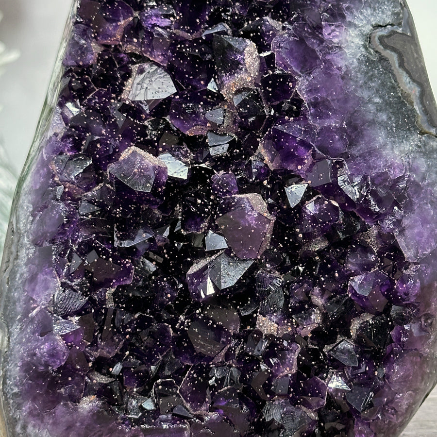 Amethyst-Kathedrale mit feinkristalliner Zuckerquarz-Struktur