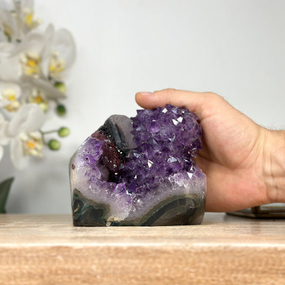 Amethyst-Druse mit integrierter Kalzitformation und klarer Kristallarchitektur