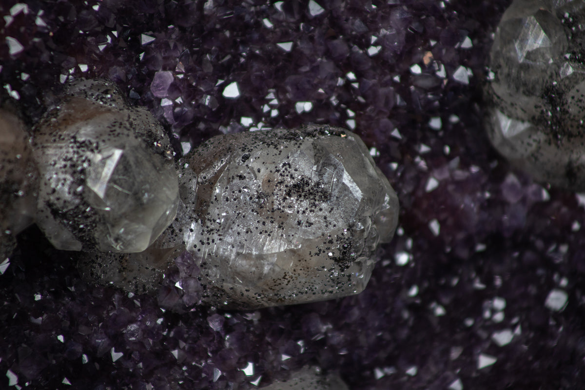 Amethyst-Kathedrale mit Kalzitformation und markanter Jaspis-Matrix, in exklusiver Premiumqualität