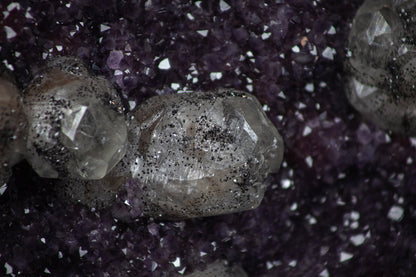 Amethyst-Kathedrale mit Kalzitformation und markanter Jaspis-Matrix, in exklusiver Premiumqualität
