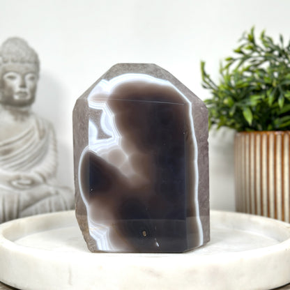 Amethyst-Achat-Obelisk mit großkristalliner Amethystformation