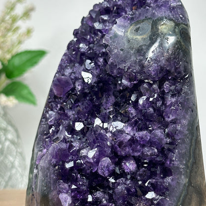 Amethyst-Kathedrale mit markant facettierter Kristallarchitektur
