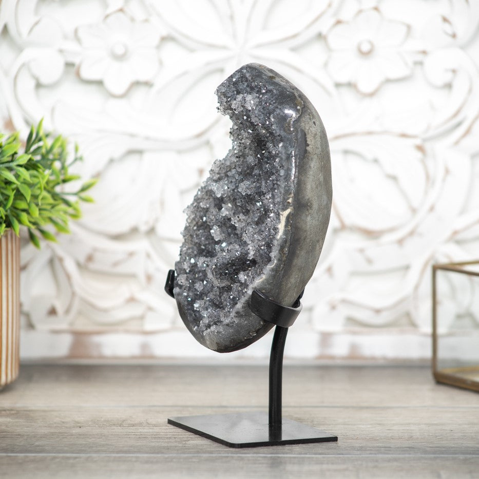 Graue Quarz-Geode mit dichter Stalaktitenstruktur, in hochwertiger Naturqualität