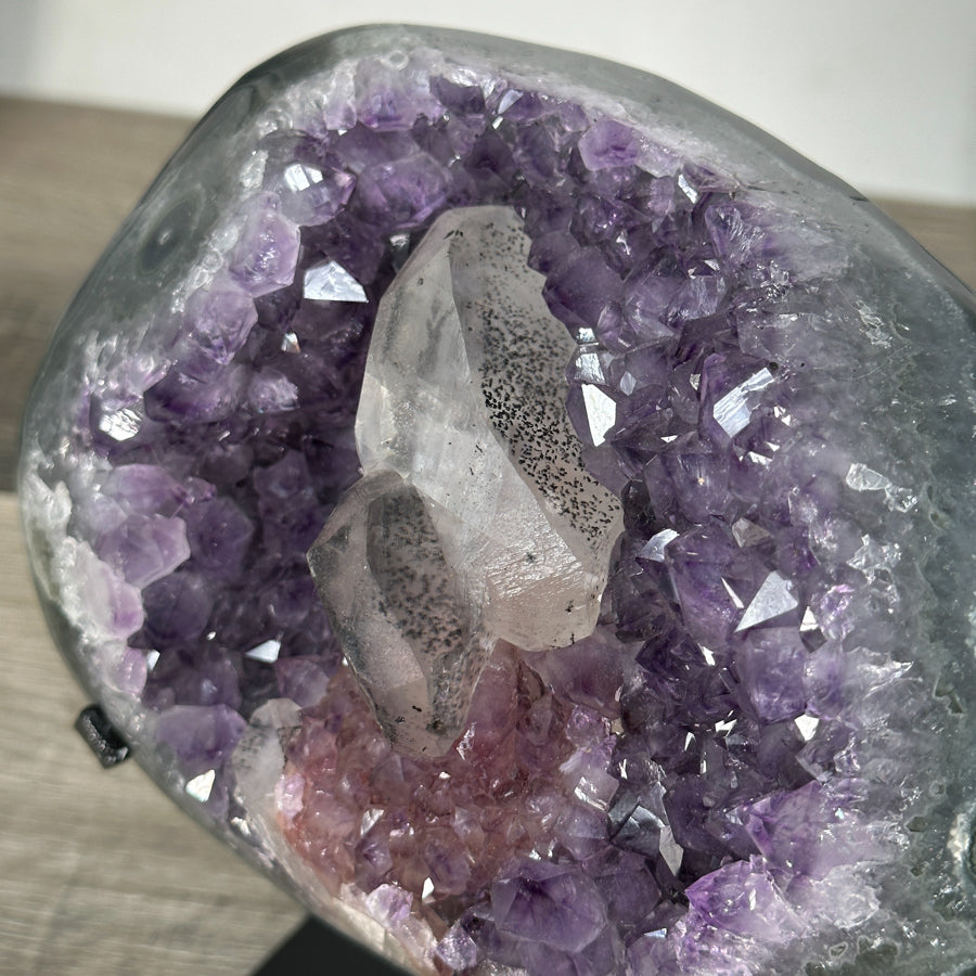 Amethyst-Geode mit Kalzitformation und kontrastreicher Kristallstruktur