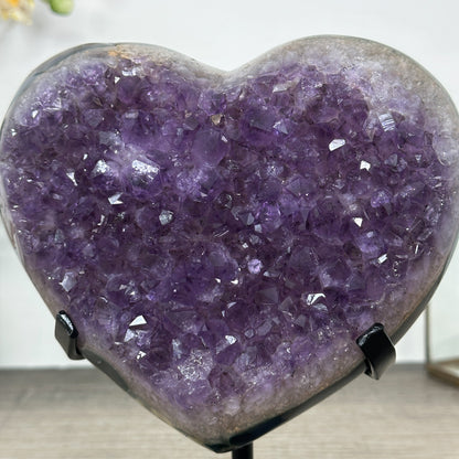 Amethyst-Achat-Herzskulptur mit gebänderter Achatstruktur und violetter Kristallzone