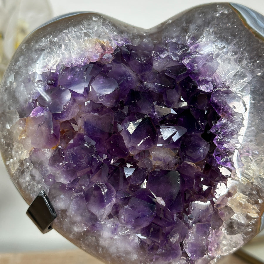 Amethyst-Blauachat-Herzskulptur mit gebänderter Achatstruktur und violetter Kristallzone