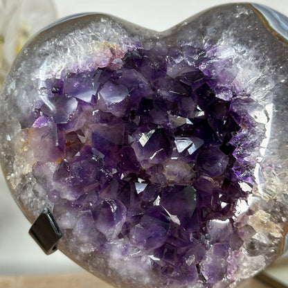 Amethyst-Blauachat-Herzskulptur mit gebänderter Achatstruktur und violetter Kristallzone