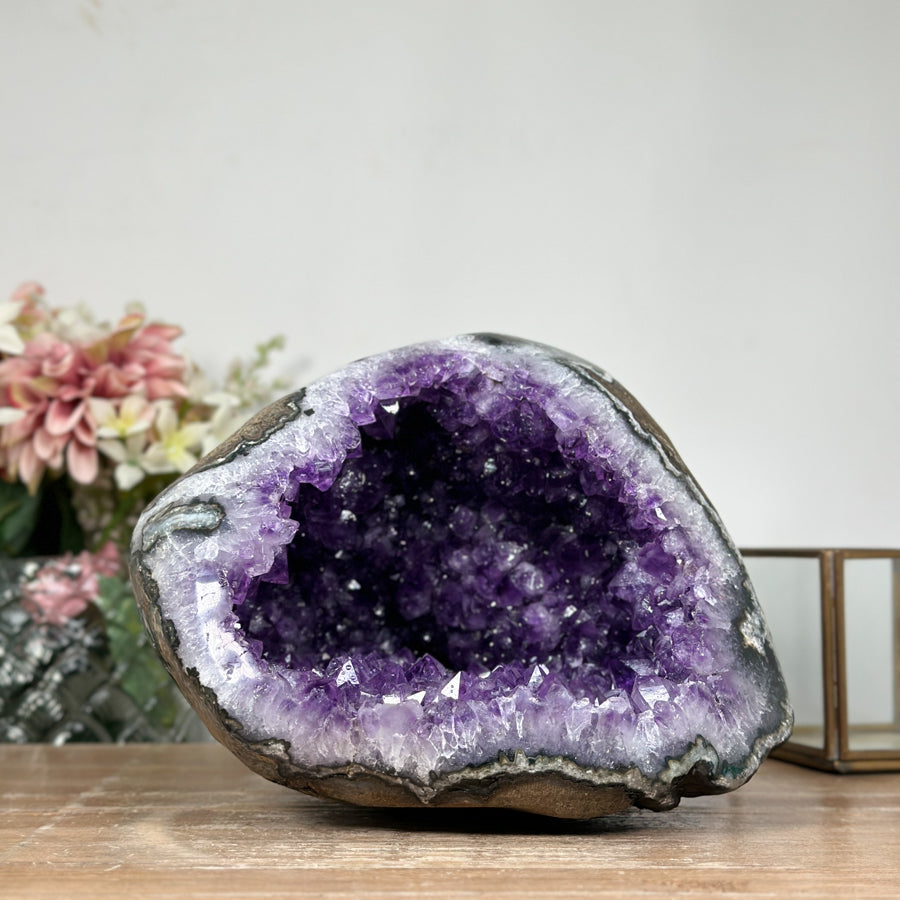 Amethyst-Geode groß mit kraftvoll ausgeprägter Kristallstruktur