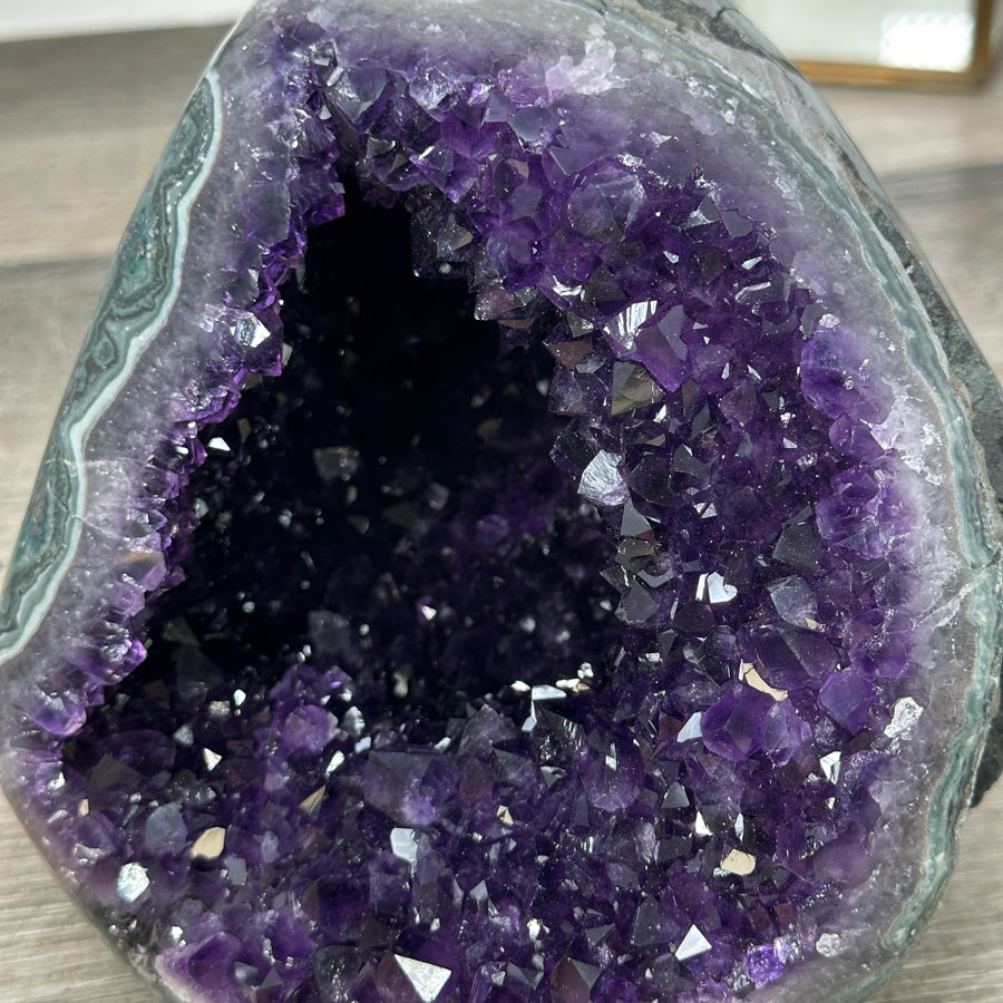 Amethyst-Geode mit intensiv tiefvioletter Kristallstruktur