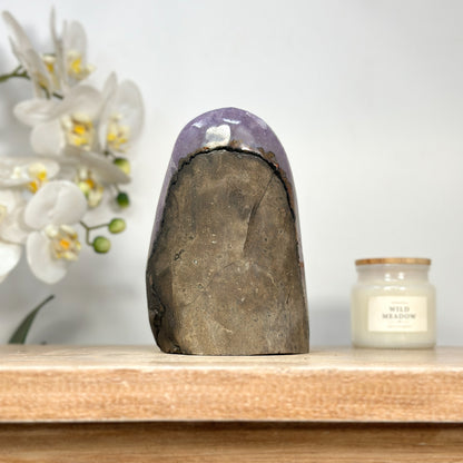 Amethyst-Kathedrale mit klar definierter Kristallkammer und polierten Randflächen