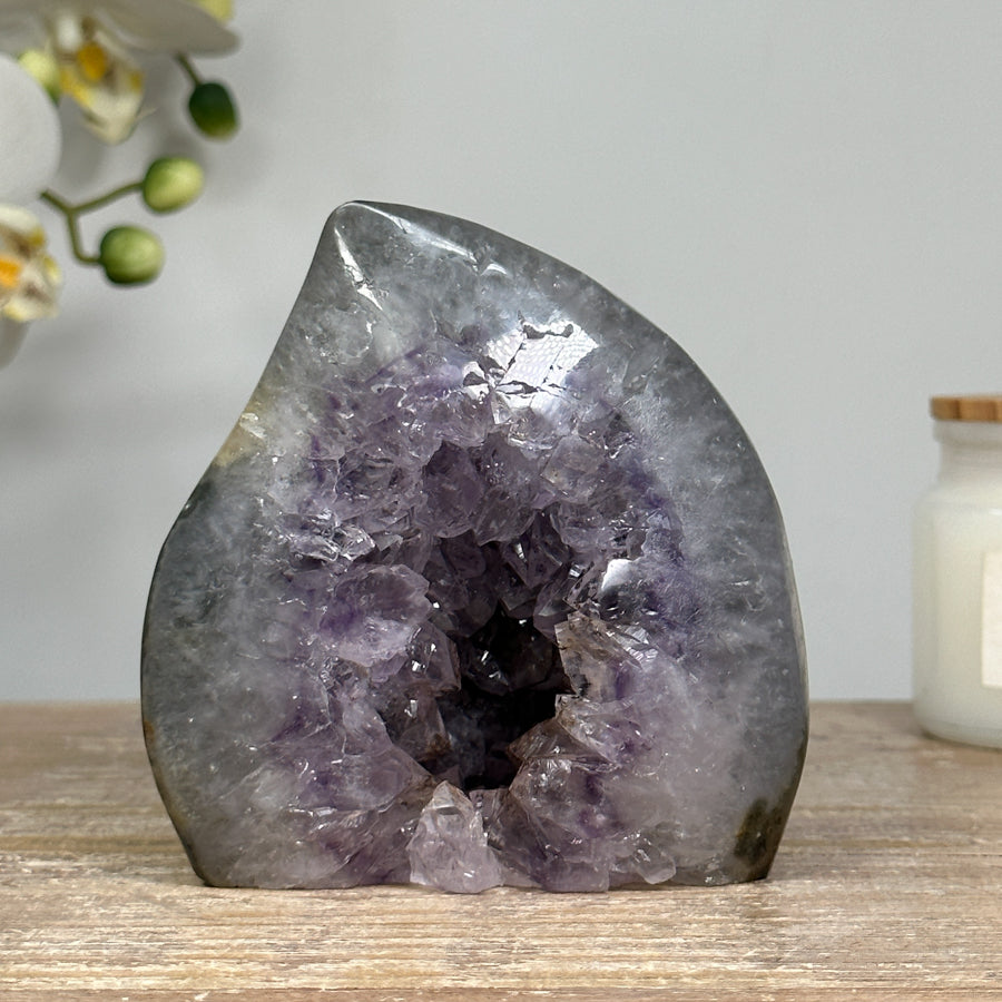Amethyst-Quarz-Geoden-Flammenskulptur mit kontrastreicher Kristallstruktur