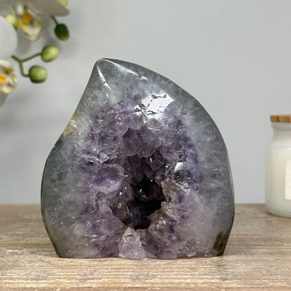 Amethyst-Quarz-Geoden-Flammenskulptur mit kontrastreicher Kristallstruktur