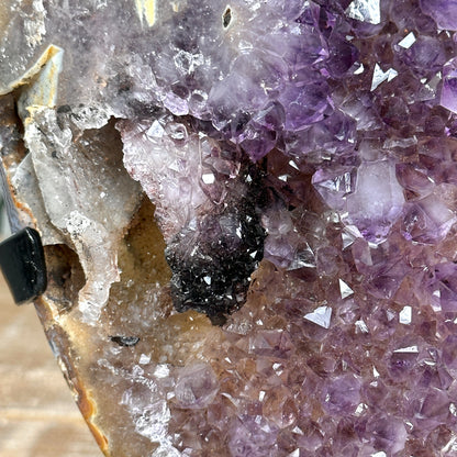 Amethyst-Kristallformation mit Pseudokalzit-Einschluss