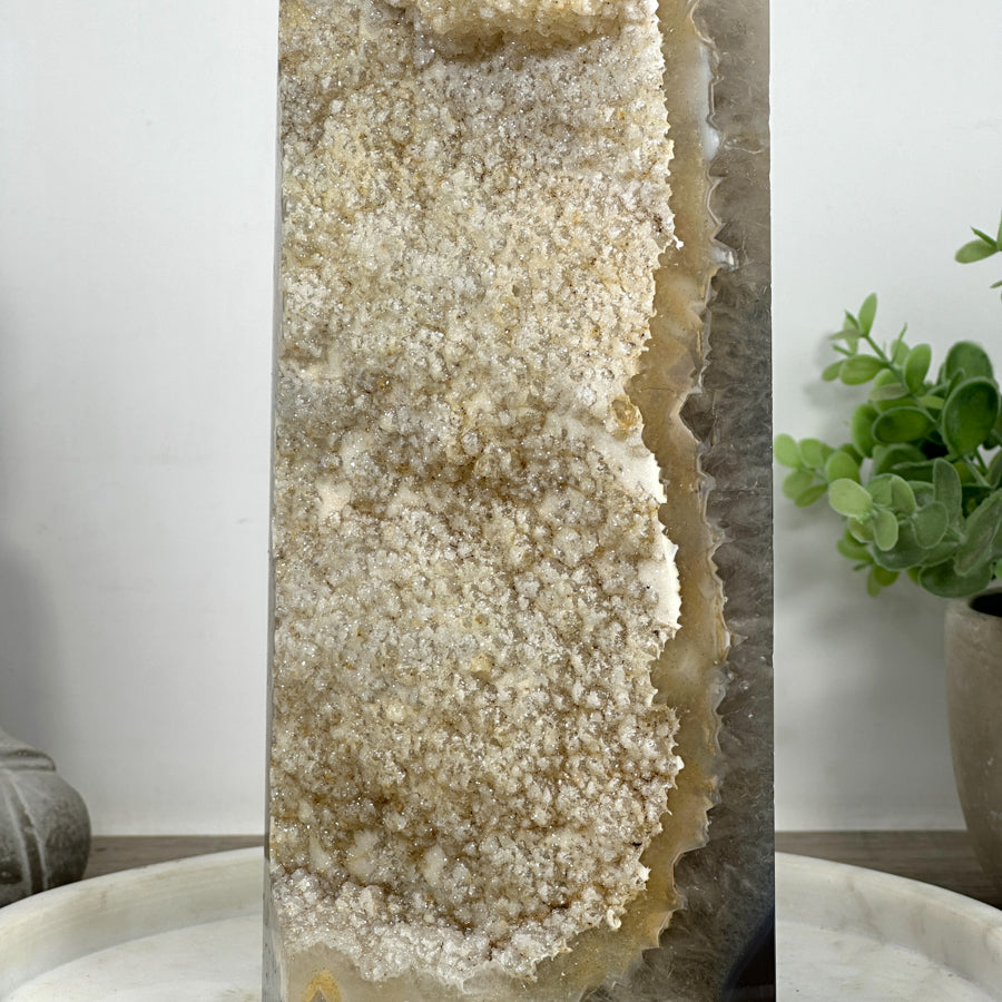 Achat-Jaspis-Obelisk XXL mit vielschichtiger Natursteinmatrix, in exklusiver Premiumqualität