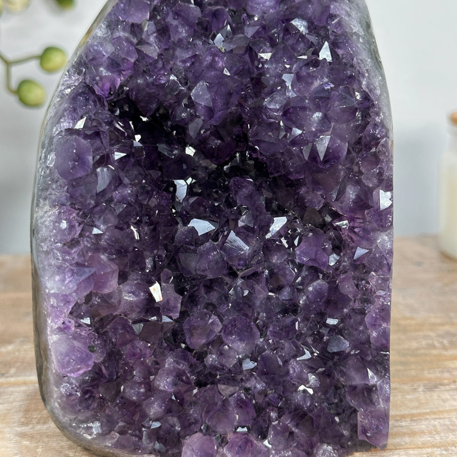 Amethyst-Kathedrale mit architektonisch geöffneter, violetter Kristallkammer