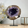 Amethyst-Geode mit goldfarbener Randstruktur