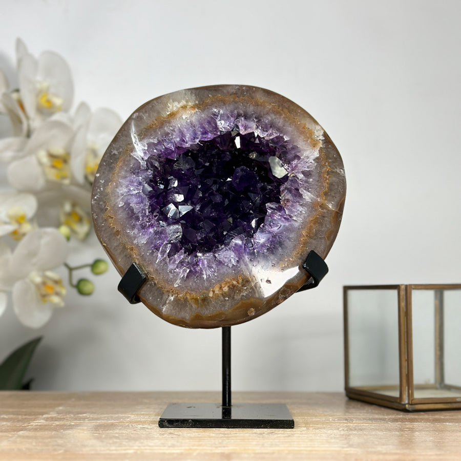 Amethyst-Geode mit goldfarbener Randstruktur