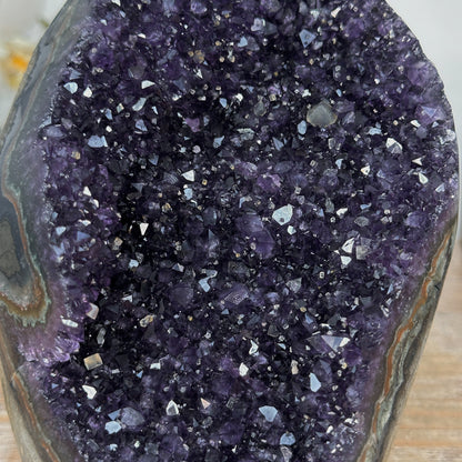 Amethyst-Geode mit tiefvioletter, gleichmäßig gewachsener Kristallstruktur