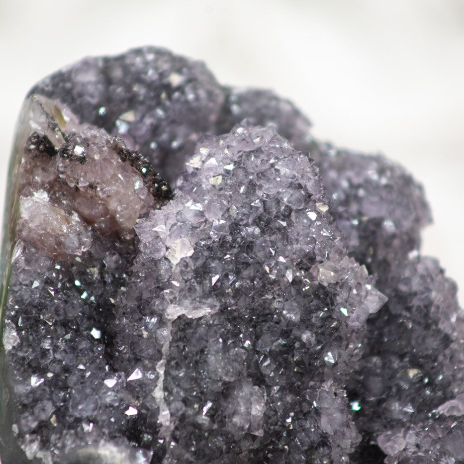 Amethyst-Stalaktiten-Exemplar mit dichter Tropfsteinstruktur