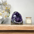 Amethyst-Druse mit stalaktitischer Kristallstruktur und tropfsteinartiger Innenarchitektur