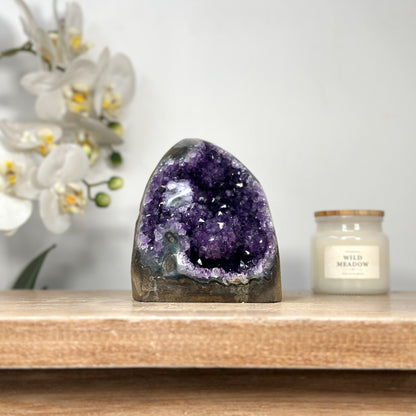 Amethyst-Druse mit stalaktitischer Kristallstruktur und tropfsteinartiger Innenarchitektur