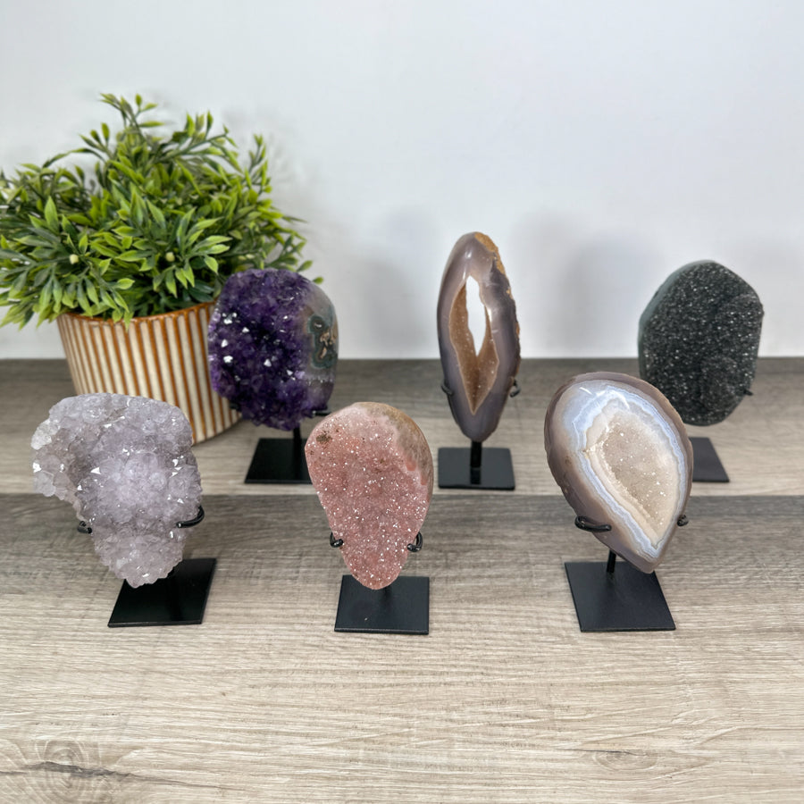 Kristallskulpturen-Set 6-teilig,mit facettierten Natursteinformationen und natürlicher Mineralstruktur