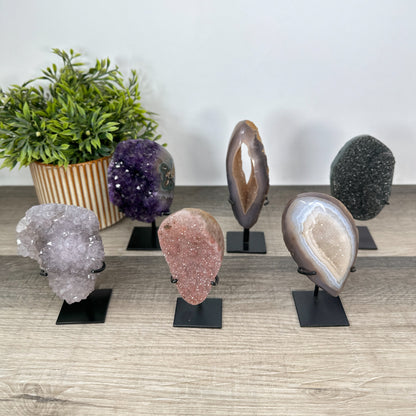 Kristallskulpturen-Set 6-teilig,mit facettierten Natursteinformationen und natürlicher Mineralstruktur