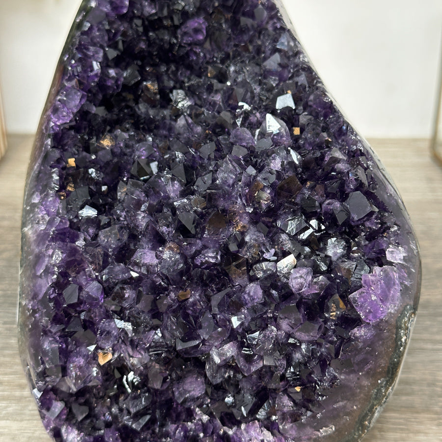 Amethyst-Kathedrale mit tiefvioletter Kristallfläche in hochwertiger Naturqualität