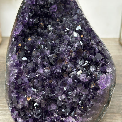 Amethyst-Kathedrale mit tiefvioletter Kristallfläche in hochwertiger Naturqualität