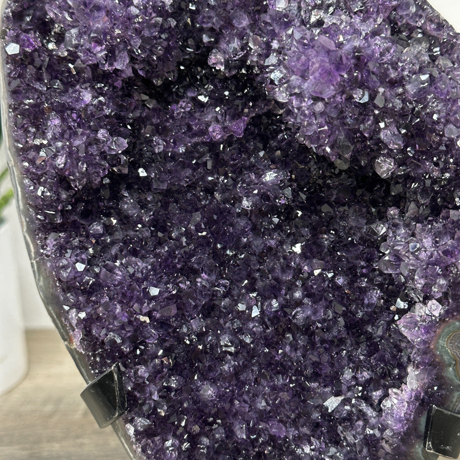 Amethyst-Kristallcluster mit frei stehender Spitzenarchitektur