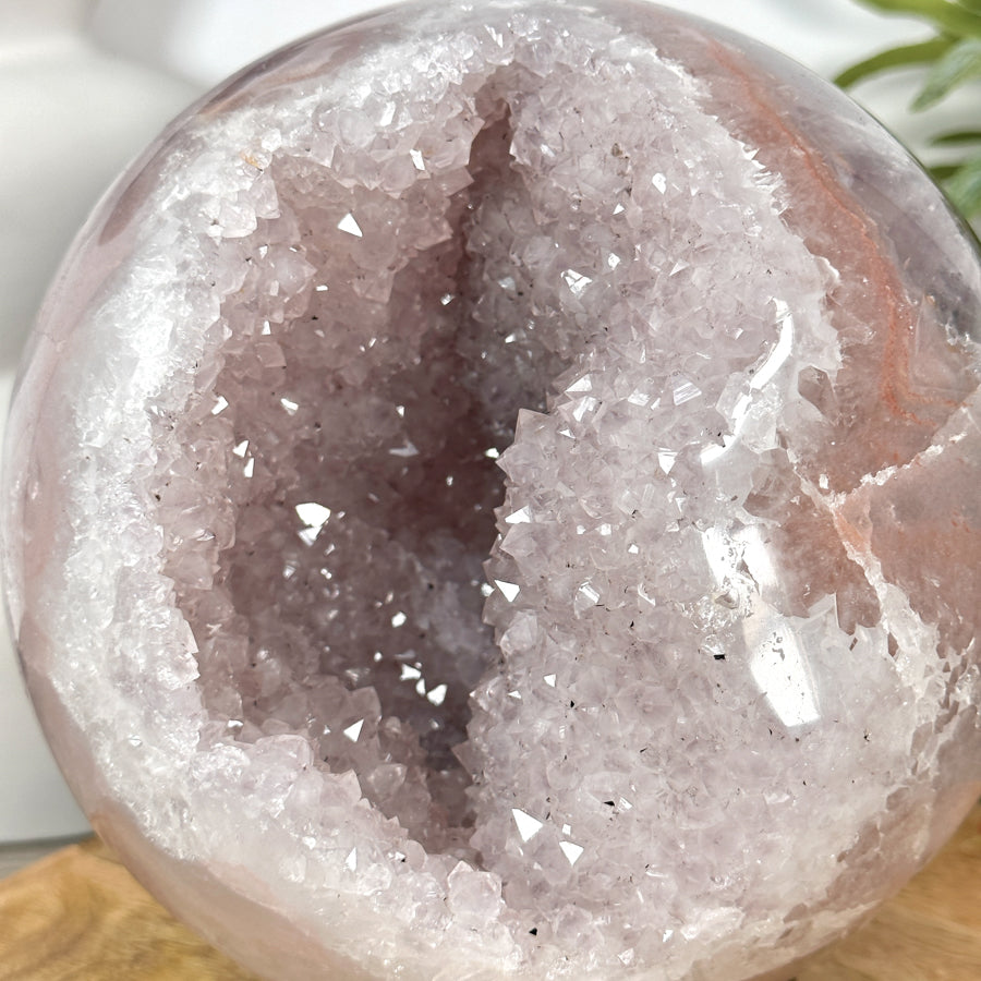 Amethyst-Quarz-Steinkugel mit feiner Druzy-Kristallisation