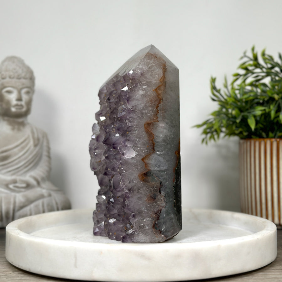 Amethyst-Obelisk  mit intensiver Kristallmatrix