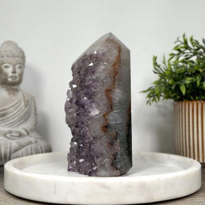 Amethyst-Obelisk  mit intensiver Kristallmatrix