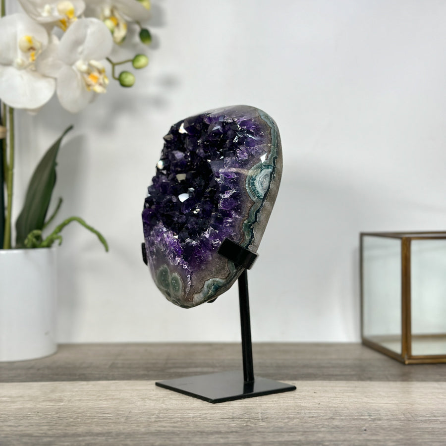 Amethyst-Cluster mit satt dunkelvioletter, kompakter Kristallstruktur