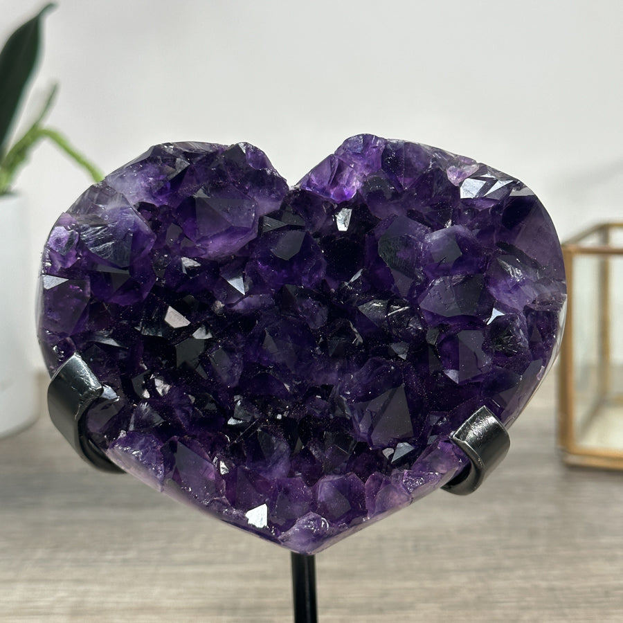 Amethyst-Herz mit harmonisch schimmernder, violetter Kristallzone