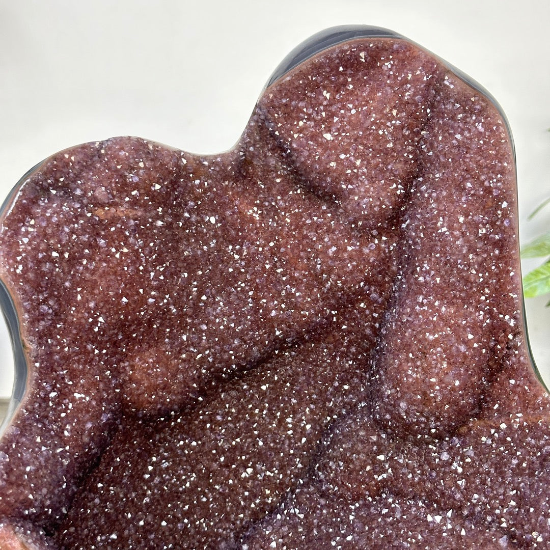 Roter Amethyst als kraftvolles Statement-Stück mit blauer Achat-Bänderung
