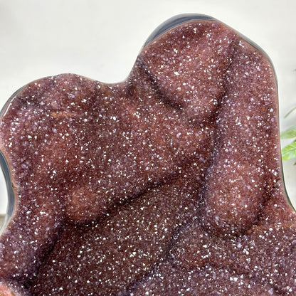 Roter Amethyst als kraftvolles Statement-Stück mit blauer Achat-Bänderung