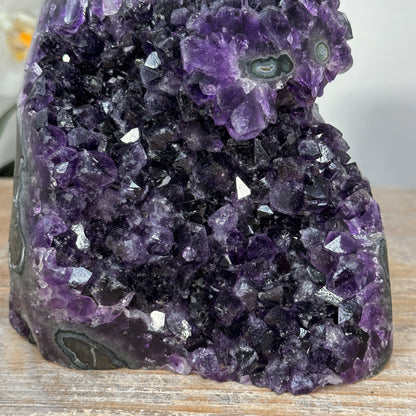 Amethyst-Druse mit intensiv tiefvioletter Kristallstruktur