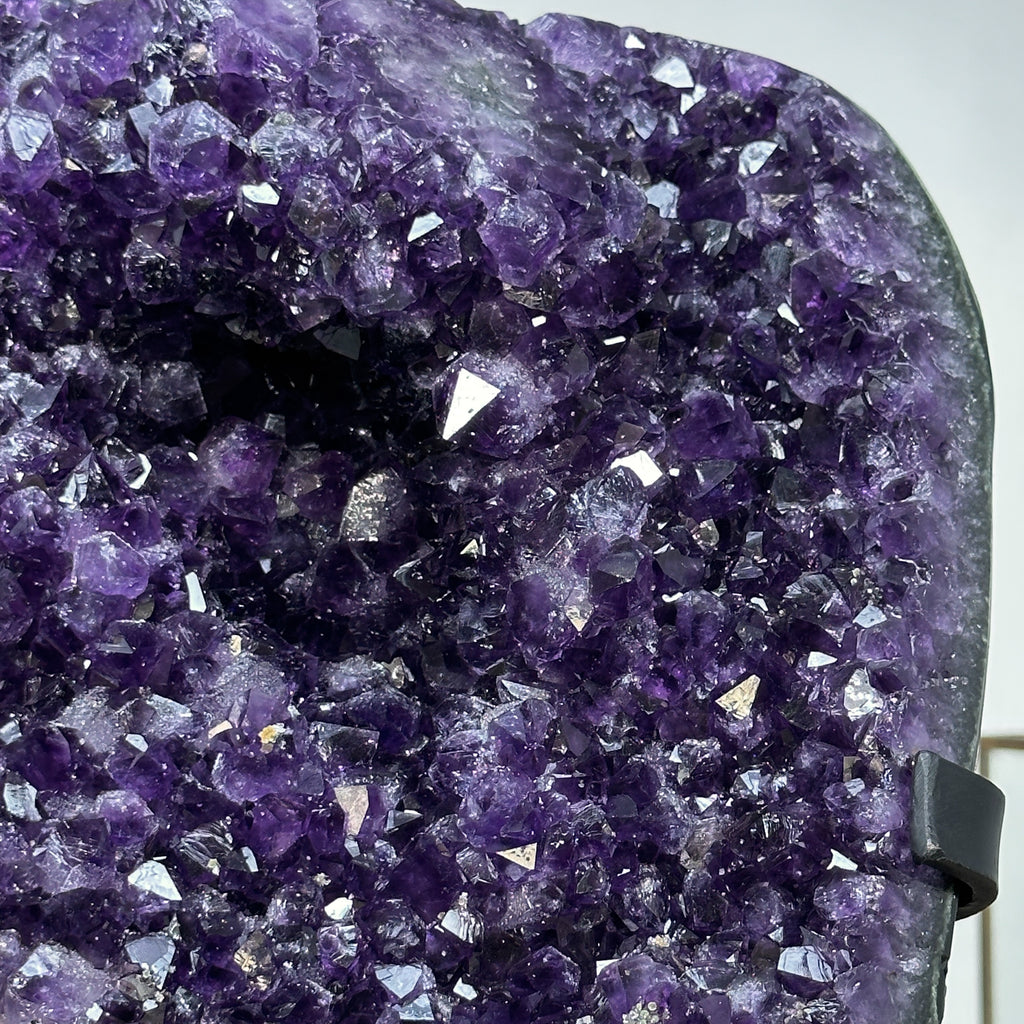Amethyst-Cluster mit samtig tiefvioletten Kristallspitzen, in ausgewählter Spitzenqualität