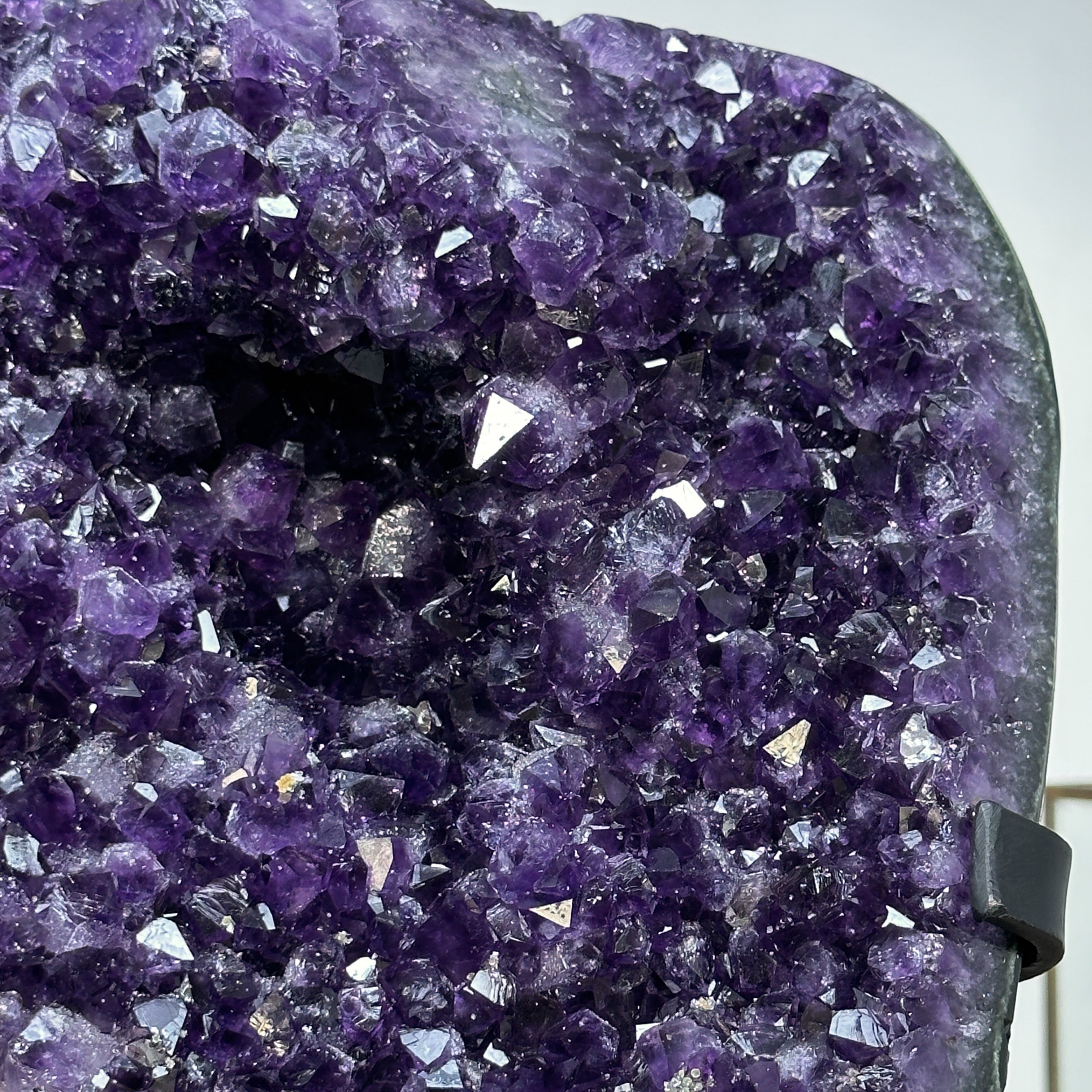 Amethyst-Cluster mit samtig tiefvioletten Kristallspitzen, in ausgewählter Spitzenqualität
