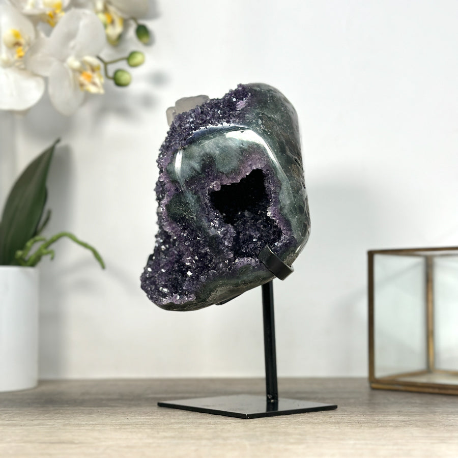 Amethyst-Stein mit integrierter Kalzit-Einlagerung