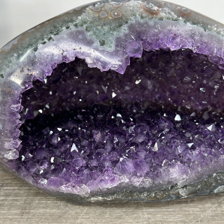 Amethyst-Geode mit feiner Druzy-Kristallauskleidung