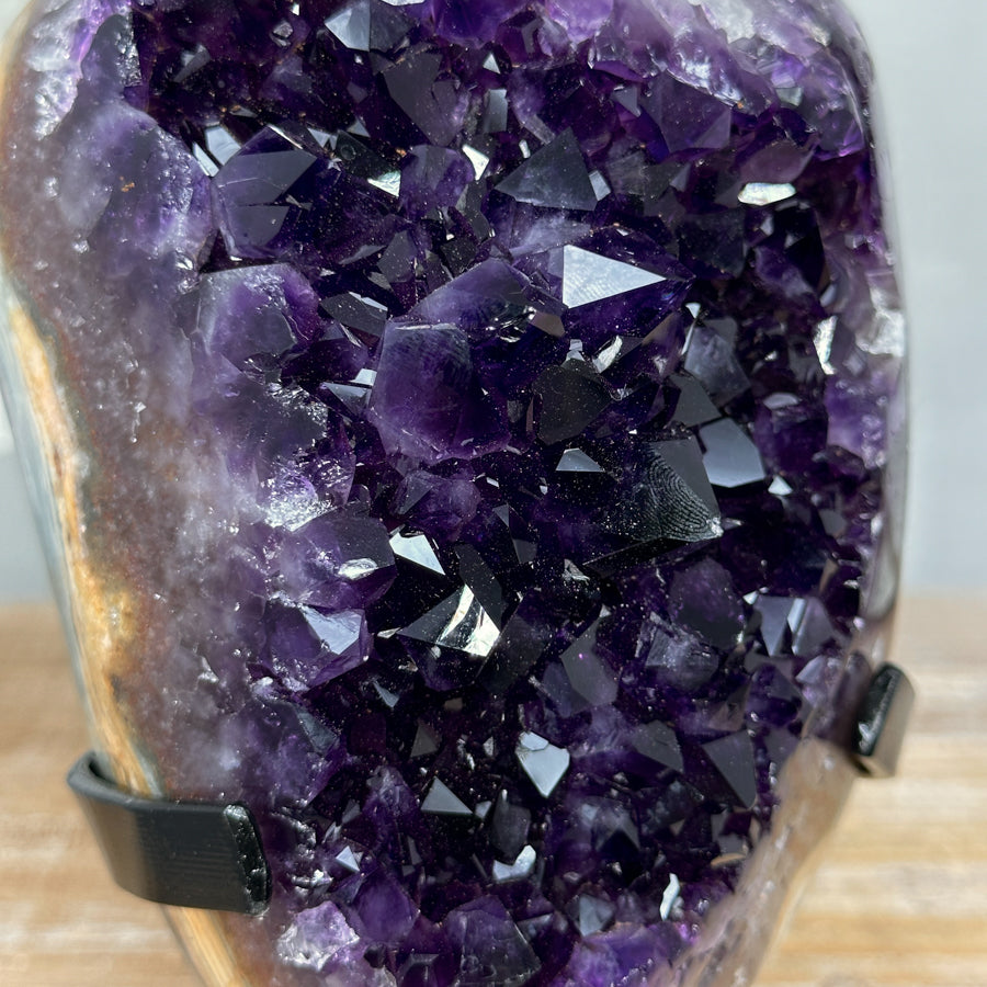 Amethyst-Kristallcluster mit wunderschöner Jaspis-Schale