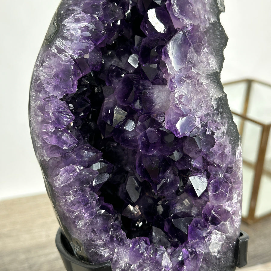 Amethyst-Geode mit dicht gewachsener, purpurfarbener Kristallstruktur