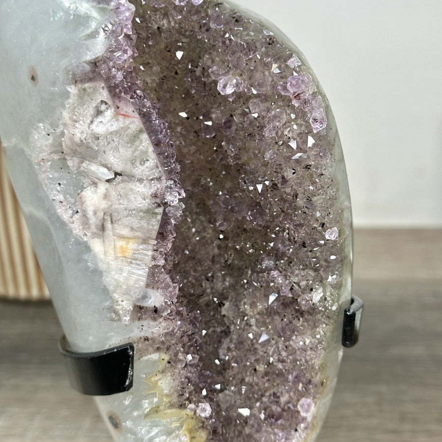 Amethyst-Quarz-Geode mit polierter Oberfläche