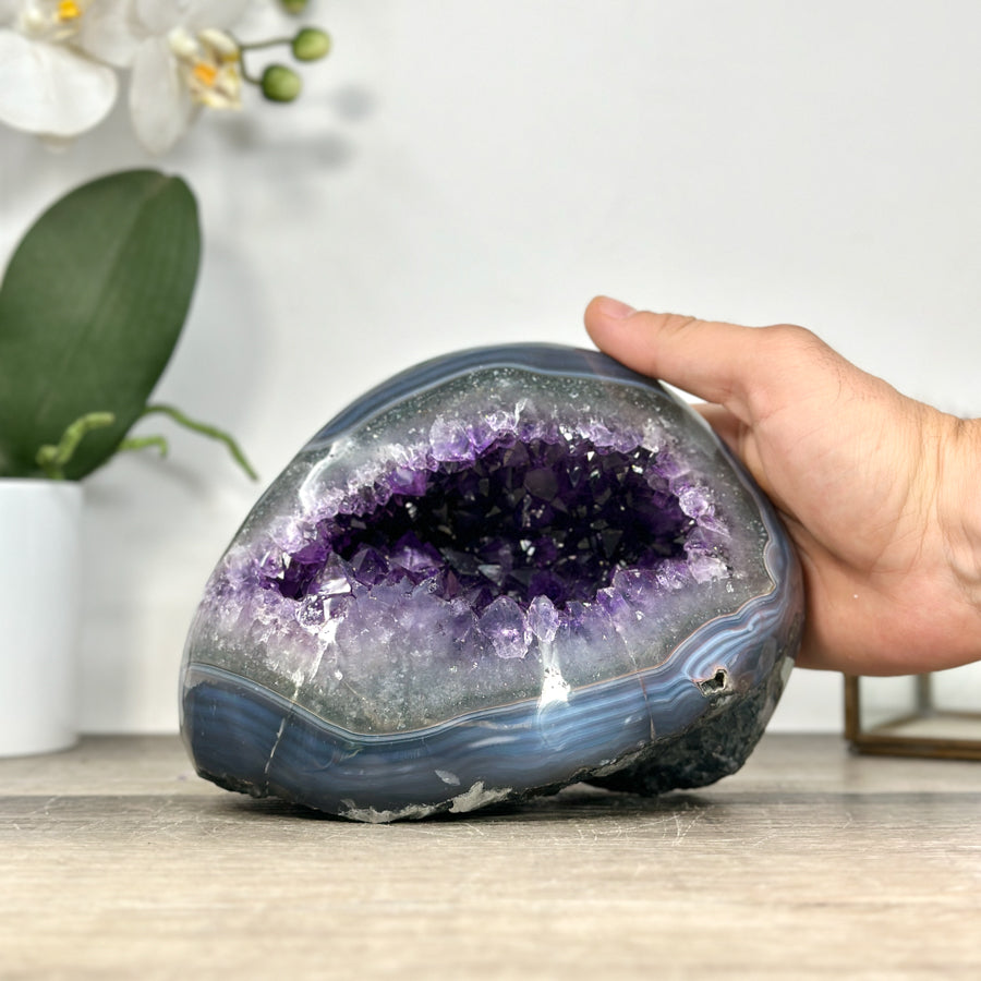 Amethyst-Achat-Geode mit markanter blauer Bänderung