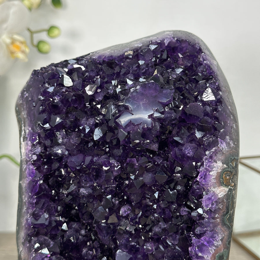 Amethyst-Cluster mit kompakt gewachsener, facettenreicher Kristallstruktur